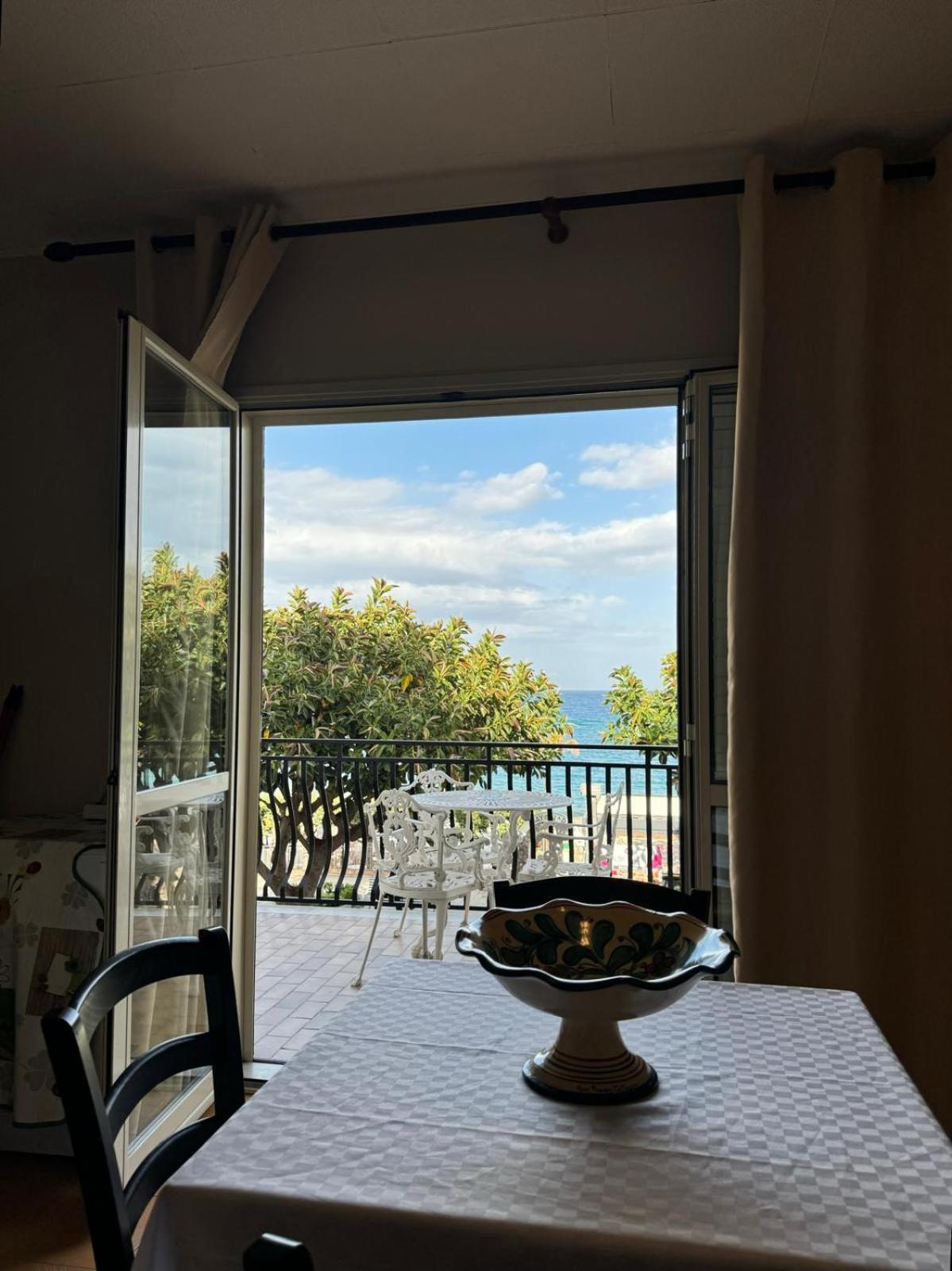 Case Vacanze Di Isabella Stoia Giardini-Naxos Buitenkant foto